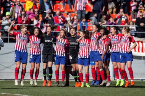 FÚTBOL COPA DE LA REINA El Atlético destrona al Barça y se cita con la Real Sociedad en la final