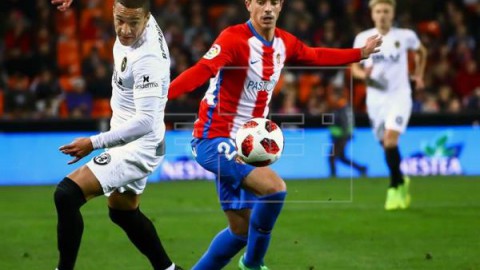 FÚTBOL COPA DEL REY 3-0: El Valencia remontó ante un Sporting que aguantó el primer tiempo