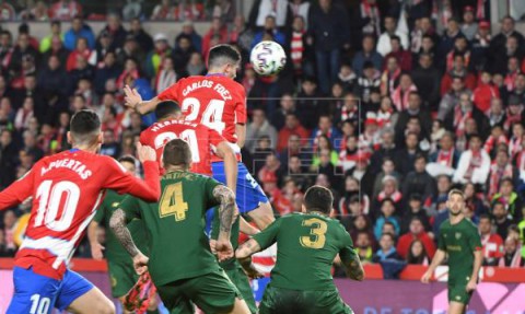 FÚTBOL COPA DEL REY El Athletic se mete en la final al eliminar a un Granada que rozó la gloria (2-1)