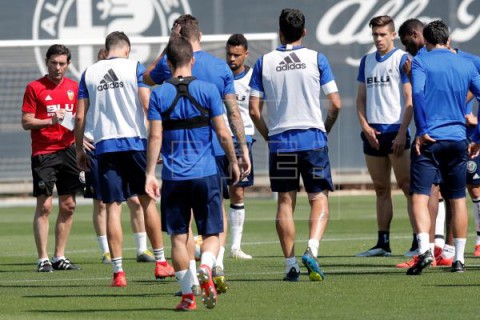 FÚTBOL COPA DEL REY El Valencia completa su último entrenamiento en Paterna con Kondogbia y Garay