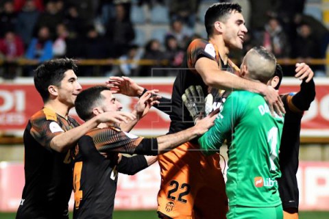 FÚTBOL COPA REY 0-0. Domenech salva al campeón en los penaltis