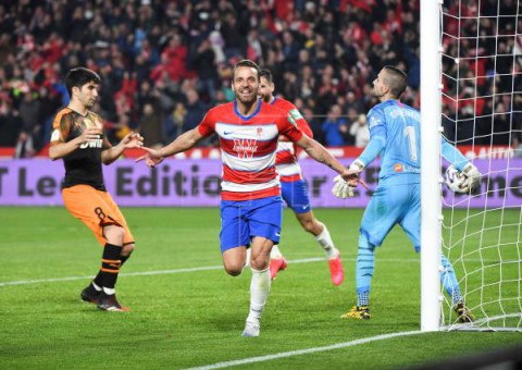 FÚTBOL COPA REY 2-1. Un doblete de Soldado mete al Granada en semifinales