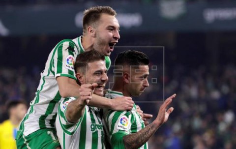 FÚTBOL COPA REY 3-1. El Betis esperó a la prórroga pero dio el penúltimo paso a su `final`