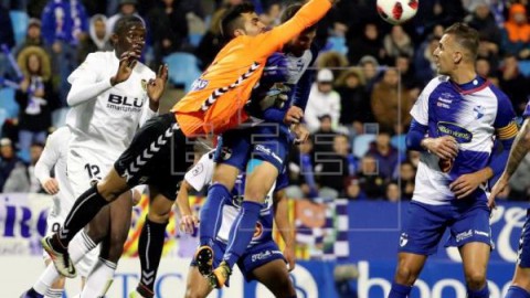 FÚTBOL COPA  REY 1-2. Un doblete de Santi Mina da la victoria al Valencia