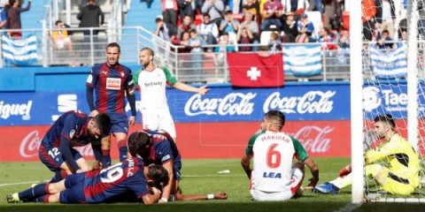 FÚTBOL EIBAR-ALAVÉS 2-1. El Eibar se lleva un derbi de altura