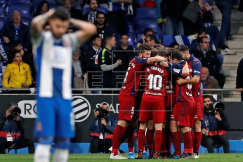 FÚTBOL ESPANYOL-OSASUNA 2-4. Osasuna hunde al Espanyol en tres minutos