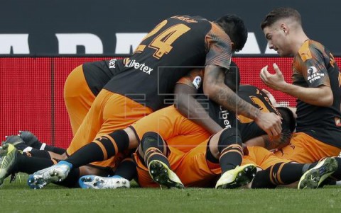 FÚTBOL ESPANYOL-VALENCIA 1-2. El Valencia remonta y hunde al Espanyol