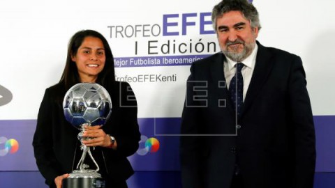 FÚTBOL (F) TROFEO EFE Kenti Robles recibe el primer Trofeo EFE la mejor latinoamericana