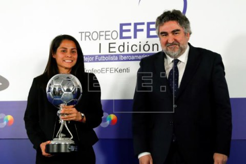 FÚTBOL (F) TROFEO EFE Kenti Robles recibe el primer Trofeo EFE la mejor latinoamericana