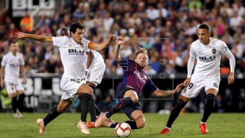 FÚTBOL FINAL COPA DEL REY El Barça sale con Semedo y Coutinho; el Valencia con Wass, Rodrigo y Gameiro