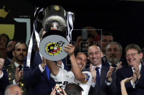 FÚTBOL FINAL COPA REY 1-2. El Valencia toca de nuevo la gloria como broche de oro a su centenario