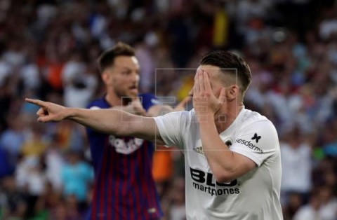 FÚTBOL FINAL COPA REY Gameiro y Rodrigo ponen en ventaja al Valencia (0-2) al descanso