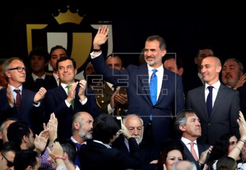 FÚTBOL FINAL COPA REY Un sector de la afición del FC Barcelona pita el himno; la del Valencia aplaude