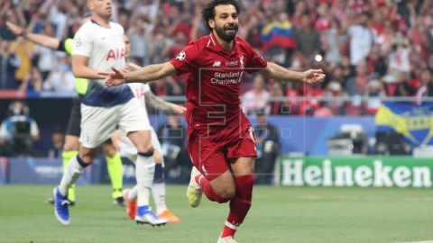 FÚTBOL FINAL LIGA DE CAMPEONES Salah adelanta al Liverpool de penalti en el minuto 2 (0-1)