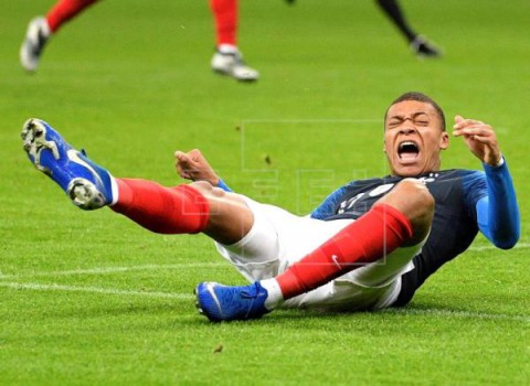 FÚTBOL FRANCIA Neymar sufre una elongación y Mbappé una contusión