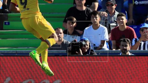 FÚTBOL GETAFE-BARCELONA 0-1. Luis Suárez da ventaja al Barcelona en Getafe