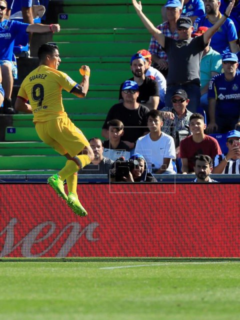 FÚTBOL GETAFE-BARCELONA 0-1. Luis Suárez da ventaja al Barcelona en Getafe