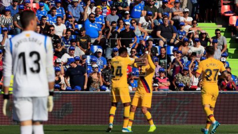 FÚTBOL GETAFE-BARCELONA 0-2. Luis Suárez rompe la maldición lejos del Camp Nou