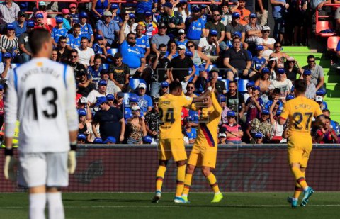 FÚTBOL GETAFE-BARCELONA 0-2. Luis Suárez rompe la maldición lejos del Camp Nou