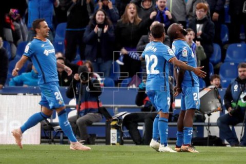 FÚTBOL GETAFE-BETIS 2-0. El Getafe baja al Betis de la nube