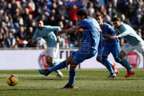 FÚTBOL GETAFE-CELTA 3-1. El Getafe sufre para ganar a un Celta con diez jugadores