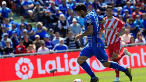 FÚTBOL GETAFE-GIRONA 2-0. Jorge Molina y Ángel valen media Liga de Campeones