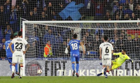 FÚTBOL GETAFE-HUESCA 2-1. Jaime Mata enseña al Getafe el camino hacia Europa