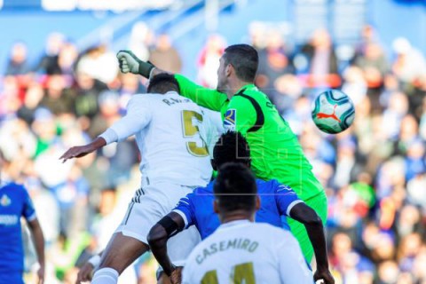 FÚTBOL GETAFE-REAL MADRID Soria, en propia meta, pone en ventaja al Real Madrid, Courtois lo sostiene