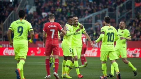 FÚTBOL GIRONA-BARCELONA 0-2. Messi sentencia a un Girona con diez
