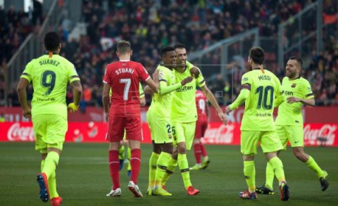 FÚTBOL GIRONA-BARCELONA 0-2. Messi sentencia a un Girona con diez