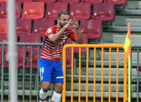 FÚTBOL GRANADA-ALAVÉS 2-1. Machís da el liderato al Granada