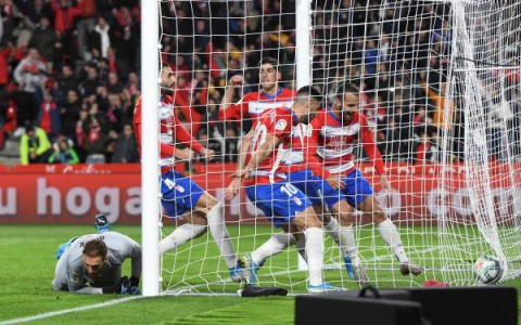 FÚTBOL GRANADA-ATLÉTICO DE MADRID 1-1. El Granada corta su mala racha y el Atlético vuelve a empatar