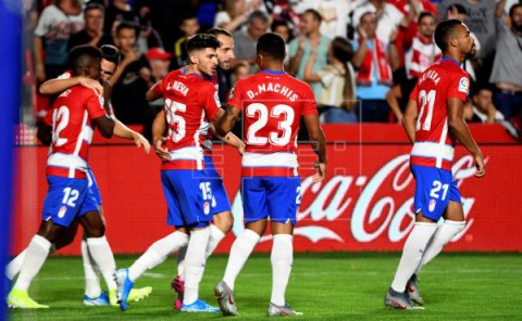 FÚTBOL GRANADA-BARCELONA 2-0. Un flojo y decepcionante Barcelona cae ante Granada que se coloca líder