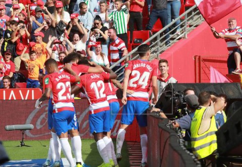 FÚTBOL GRANADA-BETIS 1-0. El Granada se aupa al liderato al ganar a un Betis que sigue en descenso