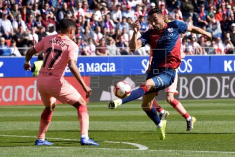 FÚTBOL HUESCA-BARCELONA 0-0. El colista le arranca un empate al líder con más valor moral que real