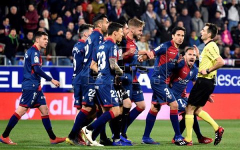 FÚTBOL HUESCA-SEVILLA 2-1. El Huesca se aferra a la permanencia con un gol en el minuto 98