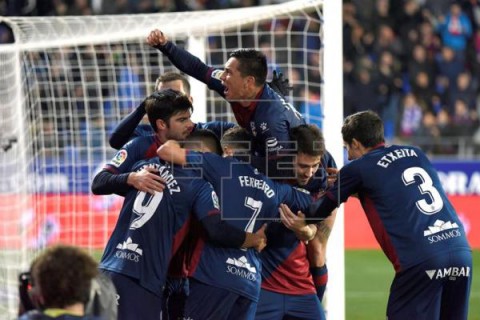 FÚTBOL HUESCA-VILLARREAL  2-2. Longo salva un punto para el Huesca en el 94 después de un partido loco