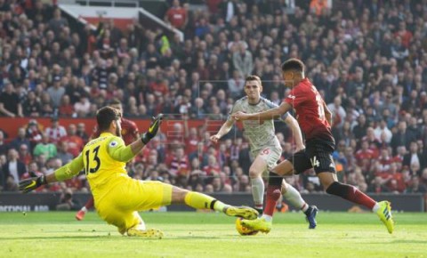 FÚTBOL INGLATERRA El Liverpool se deja dos puntos en Old Trafford pero sigue líder