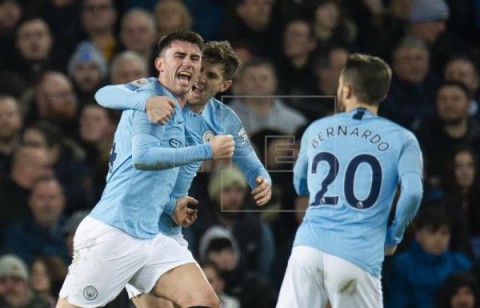 FÚTBOL INGLATERRA Laporte y Gabriel Jesús ponen líder al Manchester City