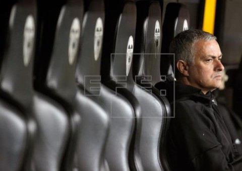 FÚTBOL INGLATERRA Mourinho, despedido del Manchester United