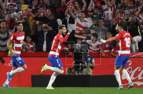 FÚTBOL LALIGA SANTANDER El Atlético no sale del bache; el Barcelona se estrella en Granada