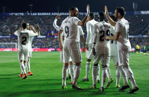FÚTBOL LALIGA SANTANDER El Atlético resiste y el Real Madrid respira con dos penaltis