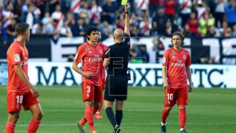 FÚTBOL LALIGA SANTANDER El Madrid sigue languideciendo; los tres aspirantes a la Champions se atascan