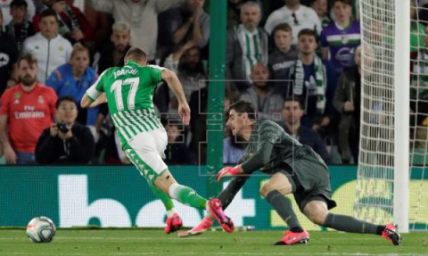 FÚTBOL LALIGA SANTANDER El Real Madrid, pésimo, devuelve el liderato al Barcelona