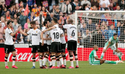 FÚTBOL LALIGA SANTANDER Mestalla desahoga al Valencia