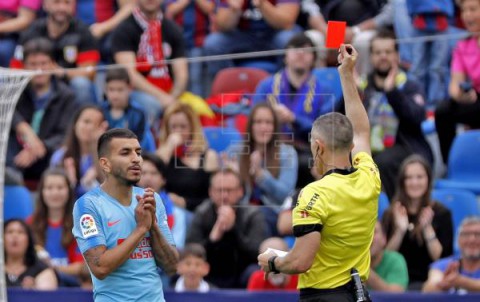 FÚTBOL LEVANTE-ATLÉTICO DE MADRID 2-2. El Atlético se rehizo en inferioridad y truncó la fiesta del Levante