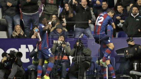 FÚTBOL LEVANTE-BARCELONA 2-1: Un Levante consistente puso en apuros a un dubitativo Barcelona