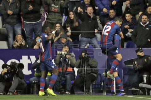 FÚTBOL LEVANTE-BARCELONA 2-1: Un Levante consistente puso en apuros a un dubitativo Barcelona