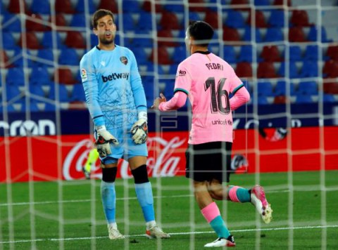 FÚTBOL LEVANTE-BARCELONA Messi y Pedri ponen el partido muy favorable para el Barça al descanso 0-2