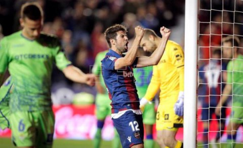 FÚTBOL LEVANTE-BETIS 4-0. El Levante huye del descenso con goles y pone contra las cuerdas a Setién